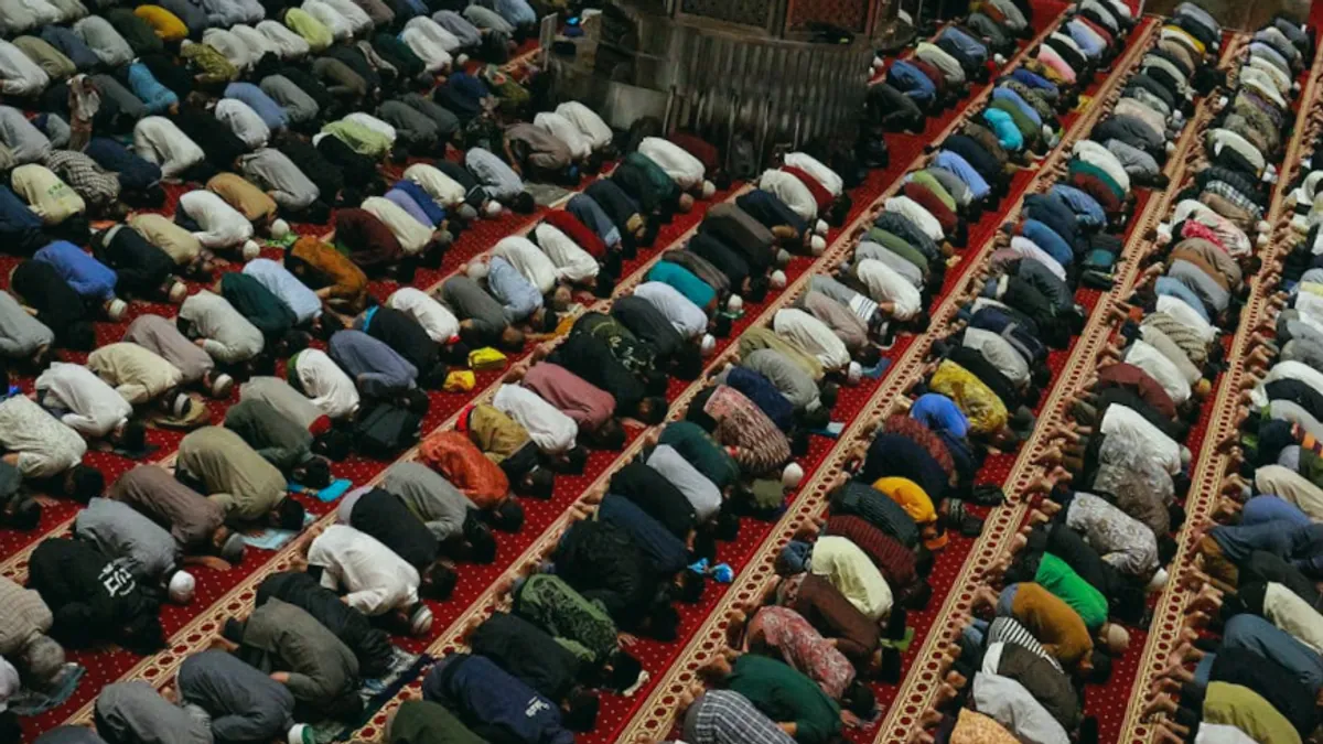 Prayer — Islamic illustration (action)